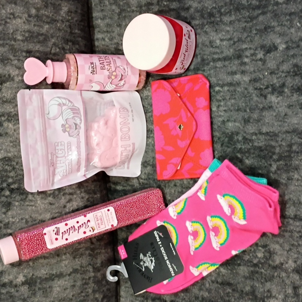Kate Spade Card Case, Beverly Hills Polo Club Socks, Alice In Wonderland Bath - Picture 2 of 6